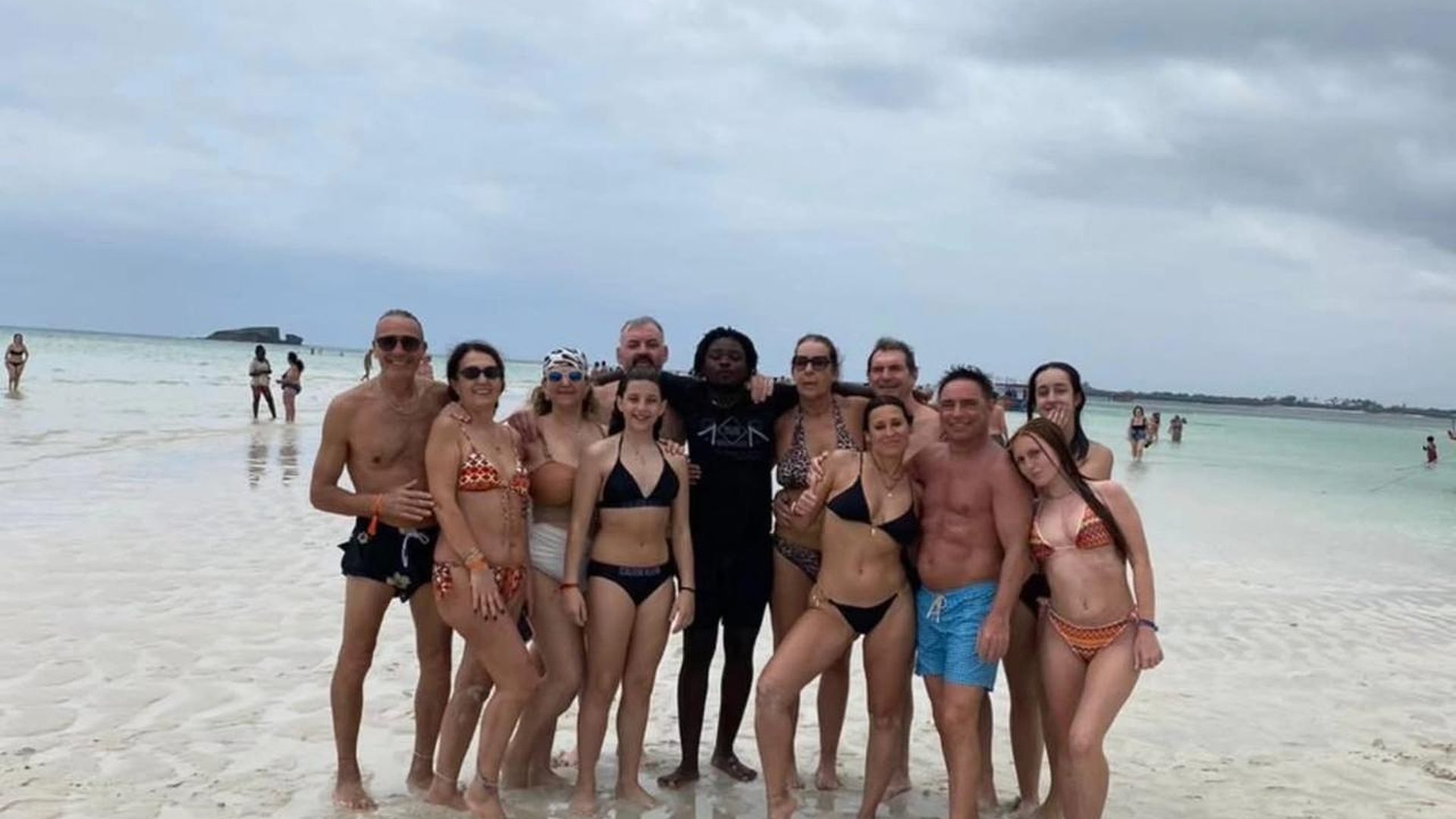 Gruppo di viaggiatori nell'acqua turchese di Watamu con Robert Doza