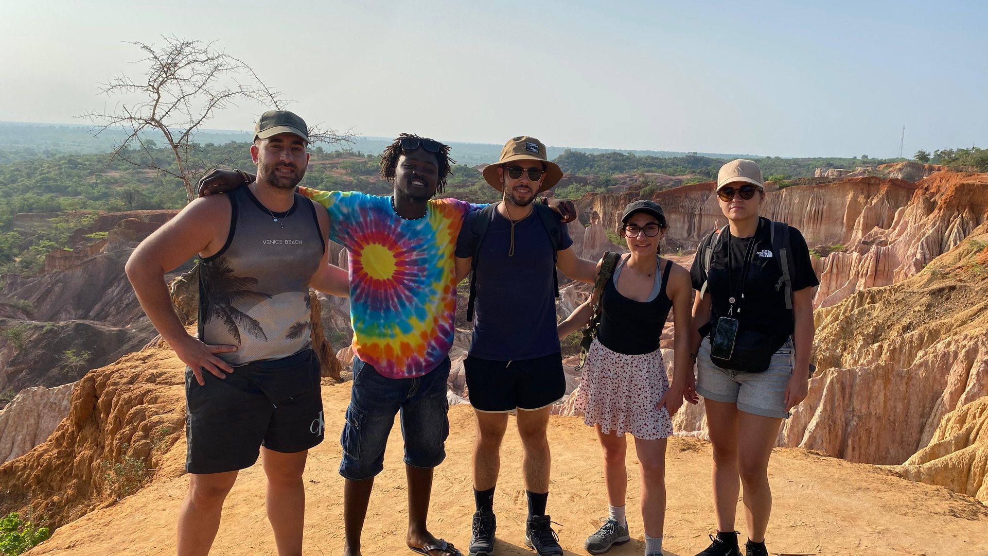Robert Doza con un gruppo sul canyon rosso di Marafa