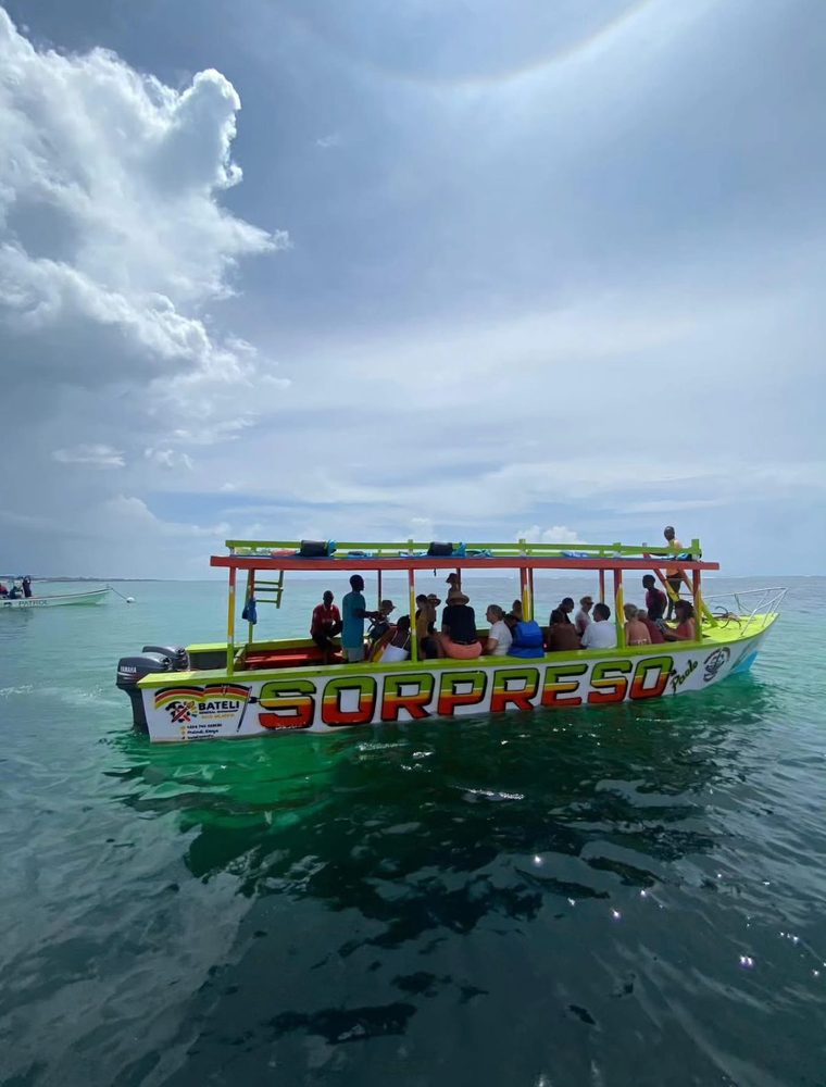 Barca in partenza per l'Isola di Robinson, Malindi